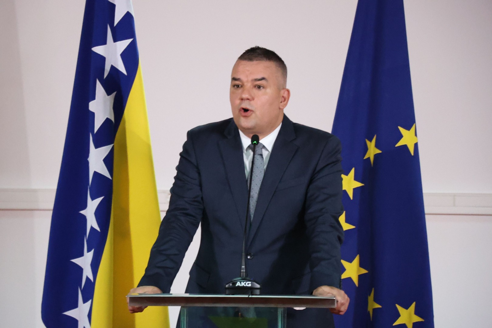 Bunoza: Ne postoji hrabrost da se odredi rok za odlazak stranaca iz Ustavnog suda