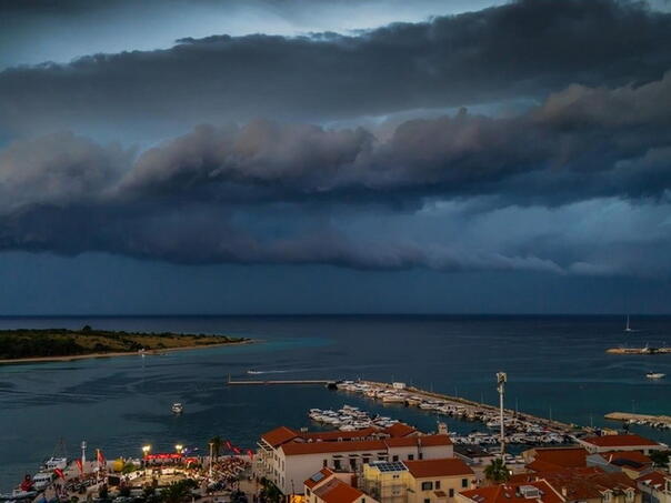 Bura odnijela djevojku na supu kod Paga, spasio je HGSS