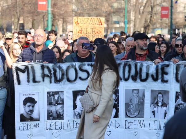 Buran dan u Sarajevu: Pada Vlada KS, građani se okupljaju