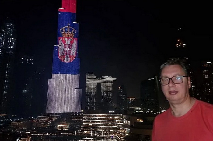 Burj Khalifa osvijetljena u bojama zastave Srbije