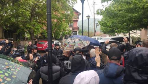 Tenzije na sjeveru Kosova, sukobi policije i građana, Vučić digao vojsku