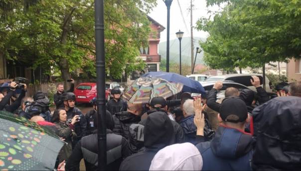 Tenzije na sjeveru Kosova, sukobi policije i građana, Vučić digao vojsku