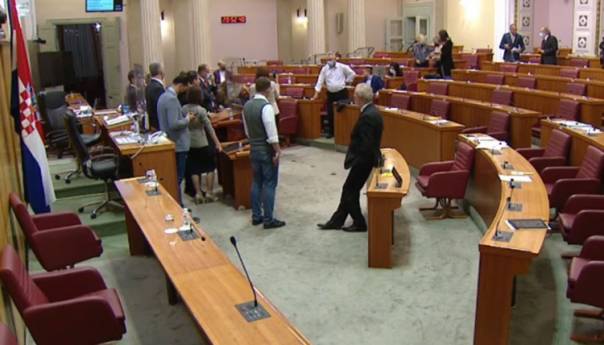 Burna sjednica Sabora u Hrvatskoj: Opozicija zauzela govornicu