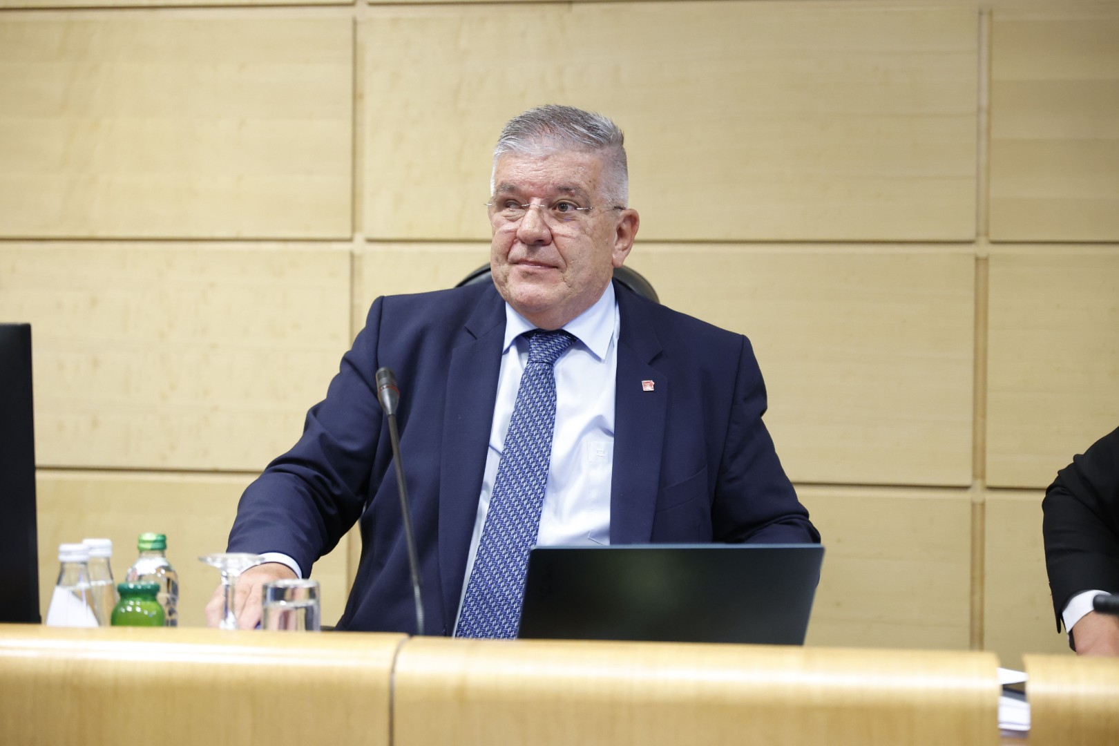 Burno na startu sjednice: Himna zakočila, traže se ostavke