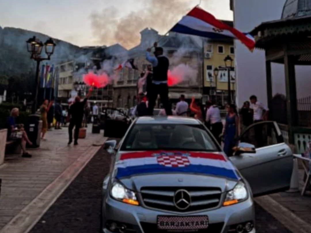 Burno u Jajcu: Svadbena kolona zaustavila se ispred džamije