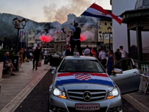 Burno u Jajcu: Svadbena kolona zaustavila se ispred džamije