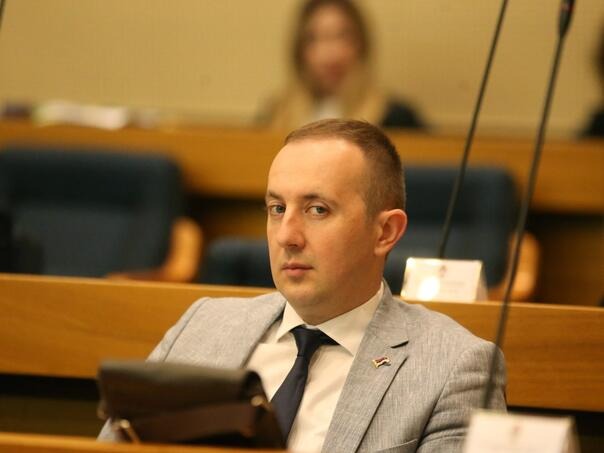 Burno u NSRS: Kroz rezervni sastav stvaraju vojsku SNSD-a