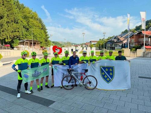 Bužimski biciklisti krenuli ka Tuzli da odaju počast žrtavama masakra na Kapiji