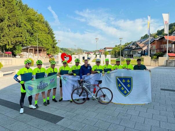 Bužimski biciklisti krenuli ka Tuzli da odaju počast žrtavama masakra na Kapiji