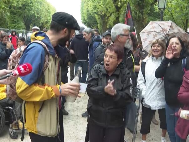 "Bye, bye, Bayrou": Slavlje u francuskim gradovima nakon ostavke premijera