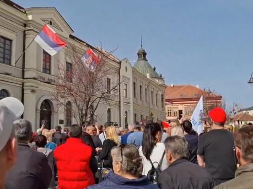 Čačani na građanskom zboru smijenili gradonačelnika, Niš zakazao zbor za 19:00