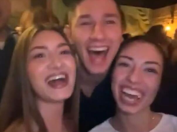 Ćaci zapjevao sa djevojkama u kafani pa doživio hladan tuš