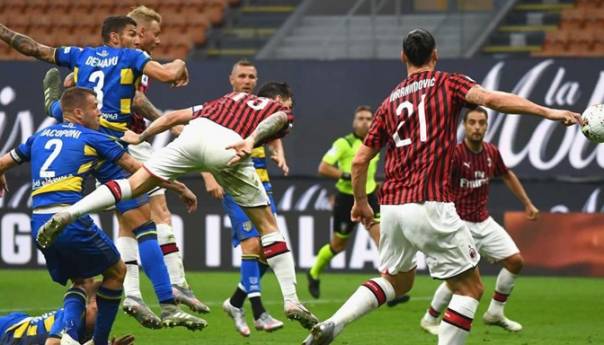 Calhanoglu vodio Milan do pobjede, Napoli kiksao u Bologni