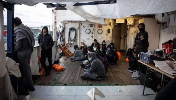 Čamac s migrantima potonuo kod Tunisa, spasilačke ekipe tragaju za pet nestalih