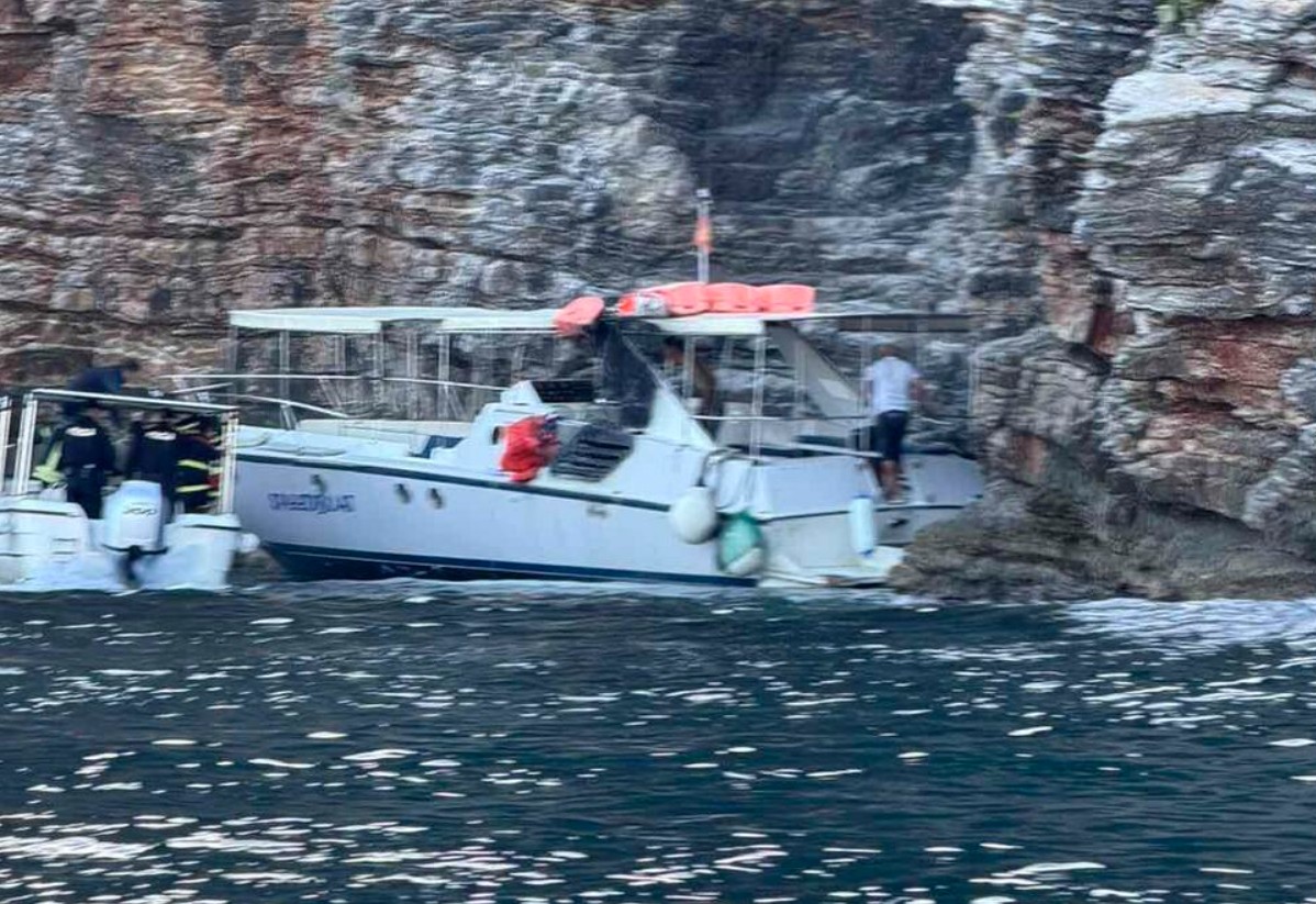 Čamac sa turistima se zapalio u Budvi