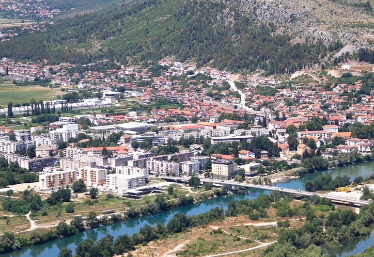 Čapljina: Dvojac izvukao mladića iz auta pa ga pretukli