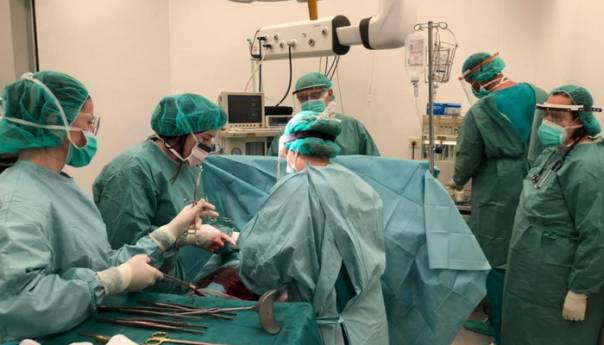 Carskim rezom uspješno porođena trudnica pozitivna na koronavirus