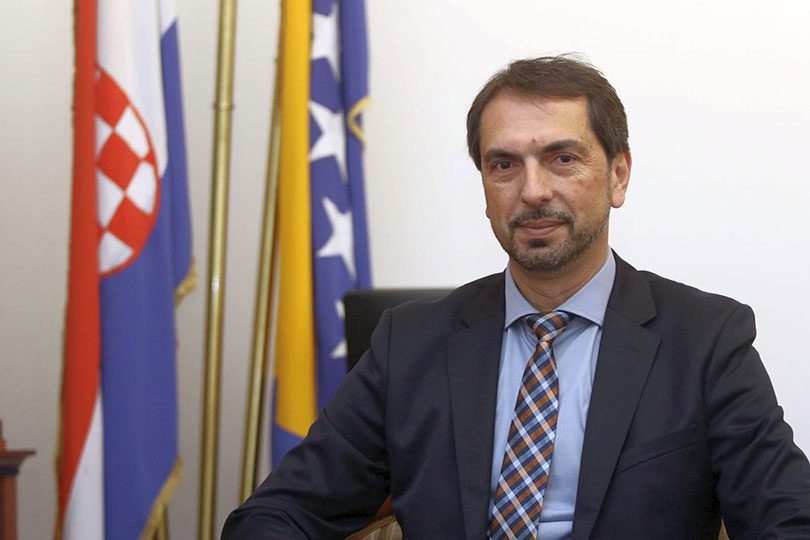 Čavari je Inzko korumpiran, a poteze razvaljivanja države iz RS razumije