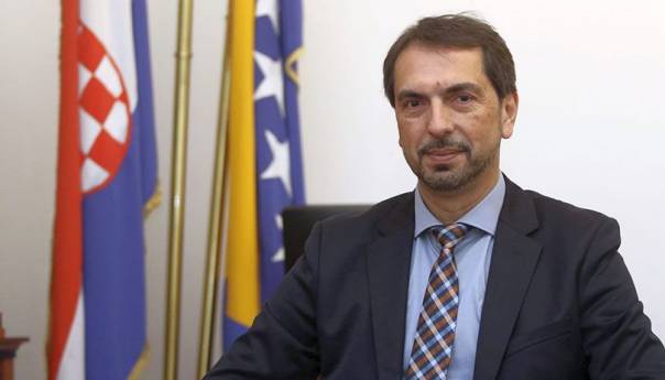 Čavari je Inzko korumpiran, a poteze razvaljivanja države iz RS razumije