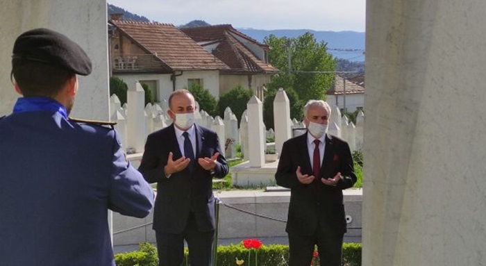 Cavusoglu stigao u BiH, posjetio mezar Alije Izetbegovića