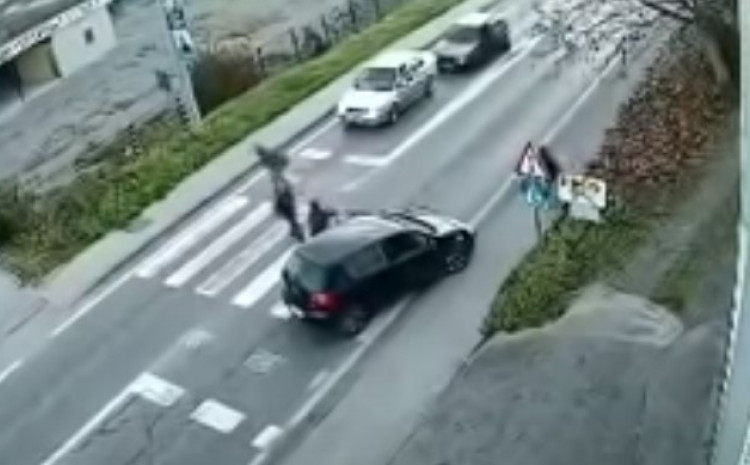 Cazin: Na pješačkom prijelazu pokosio troje djece