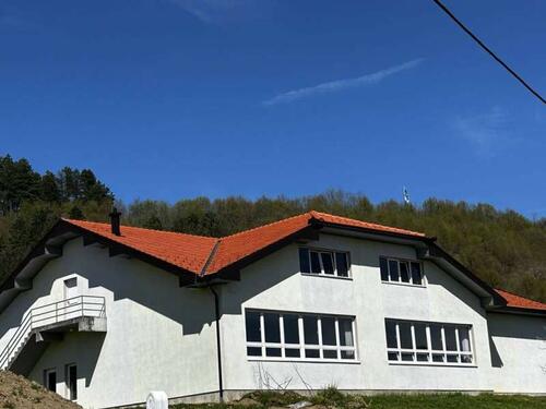 Cazin: Premijer Hušić posjetio obnovljenu školu, vrijednost projekta 100.000 KM