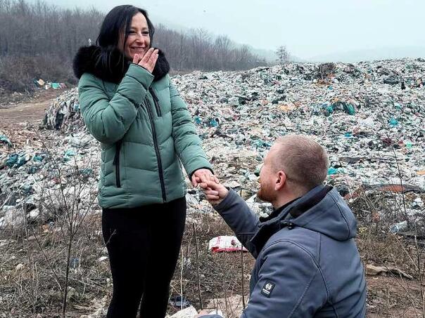 Cazinjanka zaručena na deponiji: Ljubav rođena među hrpama smeća