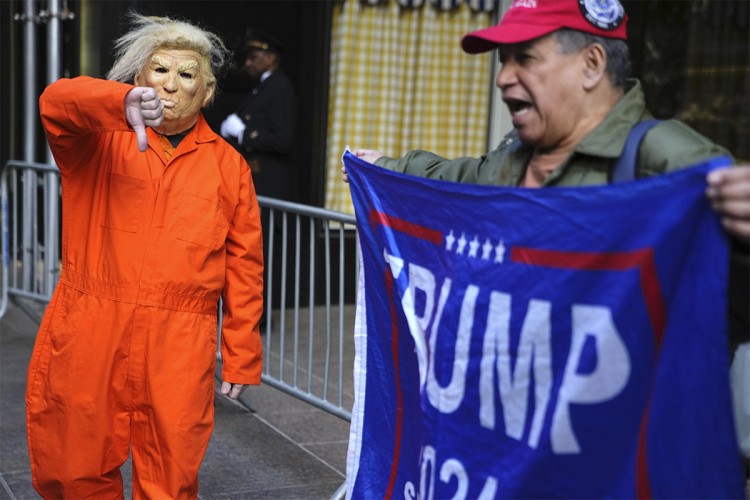 Čeka se istorijska optužnica protiv Trumpa, policija postavila barikade