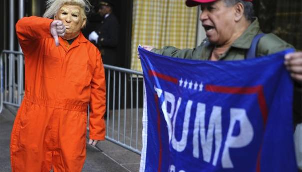 Čeka se istorijska optužnica protiv Trumpa, policija postavila barikade