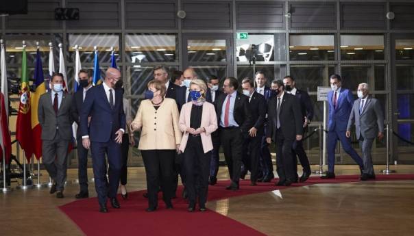 Čelnici EU odali počast i srdačno se oprostili s Angelom Merkel