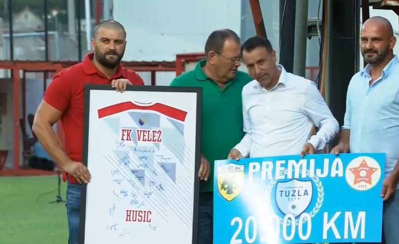 Čelnici Tuzla Cityja Veležu uručili premiju od 20.000 KM
