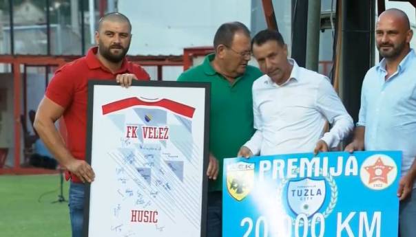 Čelnici Tuzla Cityja Veležu uručili premiju od 20.000 KM