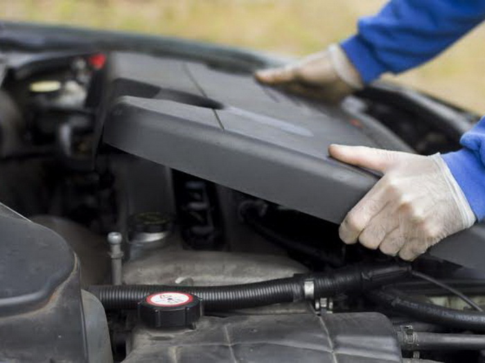 Čemu služi poklopac na motoru automobila?