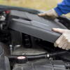 Čemu služi poklopac na motoru automobila?