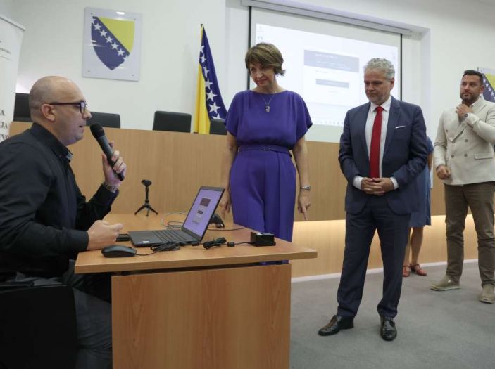 Centralnoj izbornoj komisiji BiH uručena testna izborna oprema