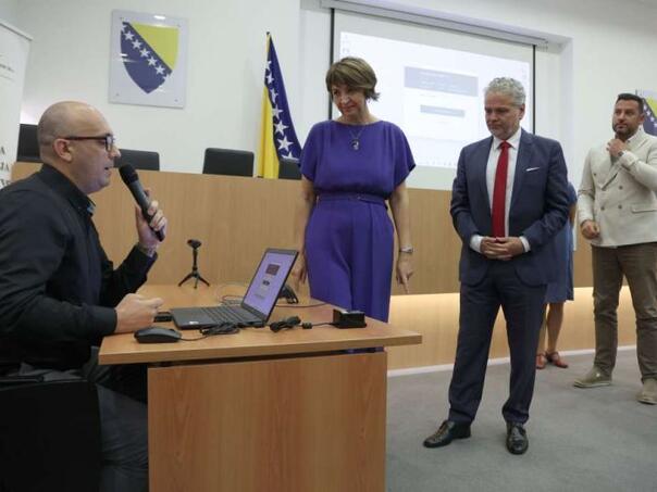 Centralnoj izbornoj komisiji BiH uručena testna izborna oprema