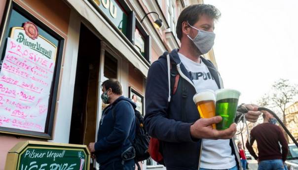 Česi se uoči Božića vratili u barove i trgovine