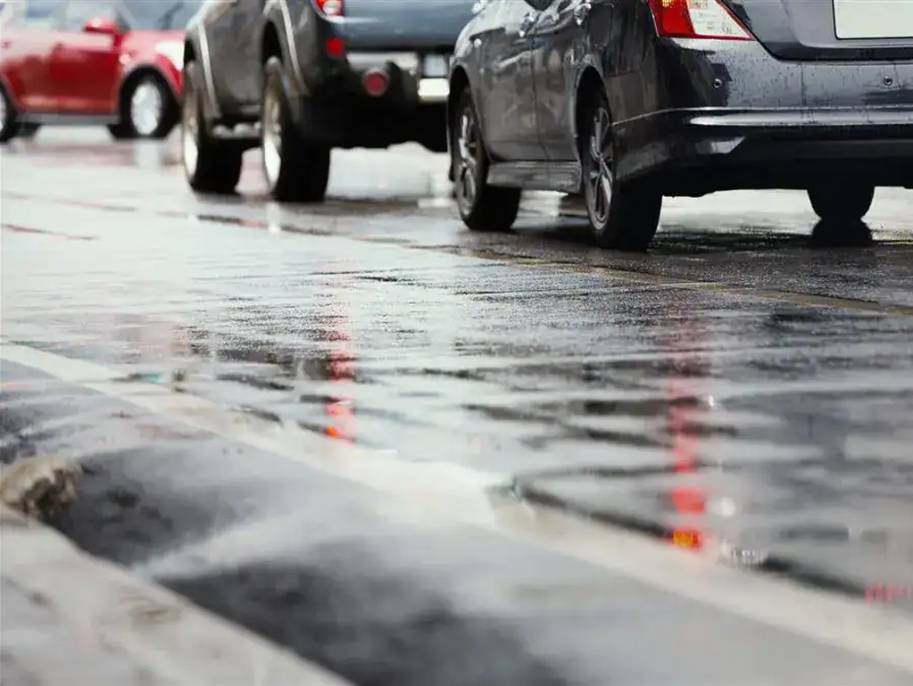 Ceste širom BiH mokre i klizave, saobraćaj obustavljen kod Lapišnice