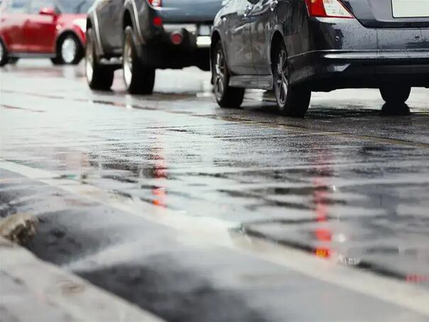 Ceste širom BiH mokre i klizave, saobraćaj obustavljen kod Lapišnice