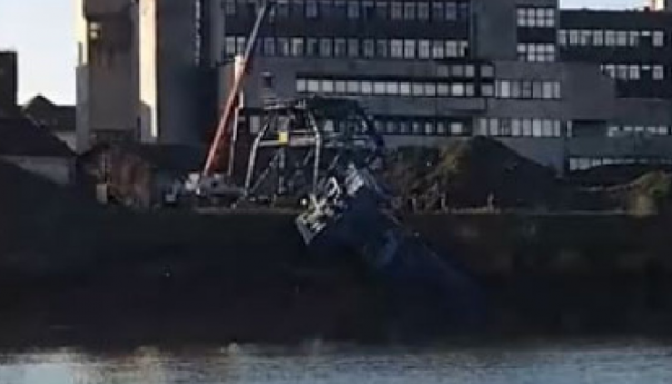 Četiri osobe ozlijeđene nakon rušenja dizalice u osječkoj luci