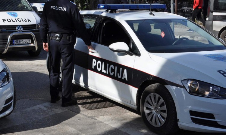 Četiri osobe povrijeđene u sudaru dva golfa