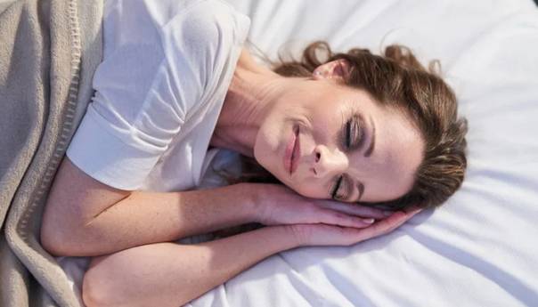 Četiri razloga zbog kojih je dobro da spavate bez jastuka