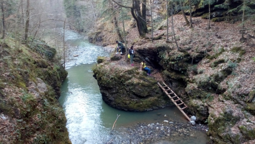 Četverotočkašem sletjeli u kanjon rijeke Zlače, poginula jedna osoba