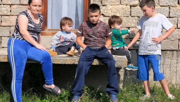 Četvorici maloljetne braće iz Olova FMROI i Pomozi.ba grade kuću