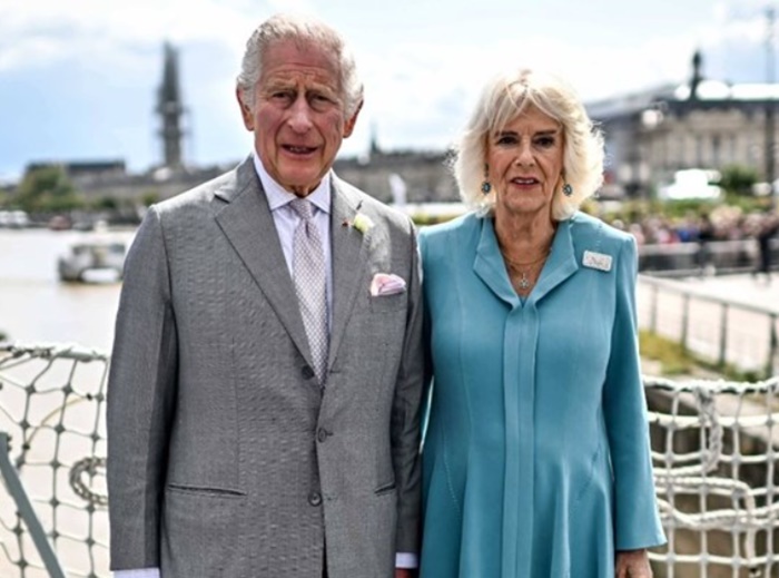 Charles i Camilla objavili božićnu čestitku, pozirali nasmijani