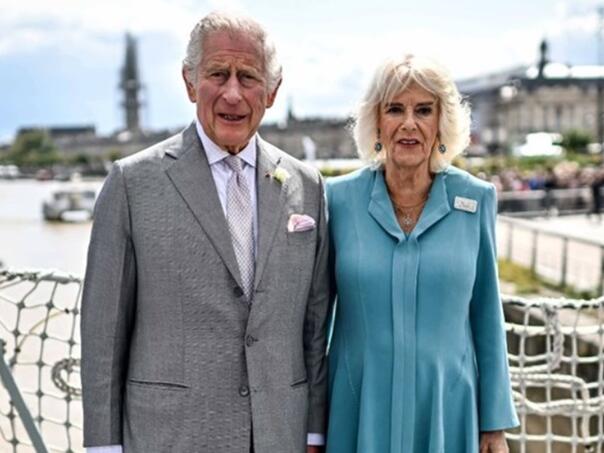 Charles i Camilla objavili božićnu čestitku, pozirali nasmijani
