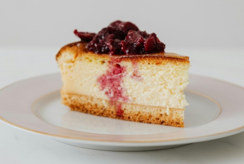 Cheesecake koji ne traži ukras – samo džem od višanja