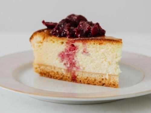 Cheesecake koji ne traži ukras – samo džem od višanja