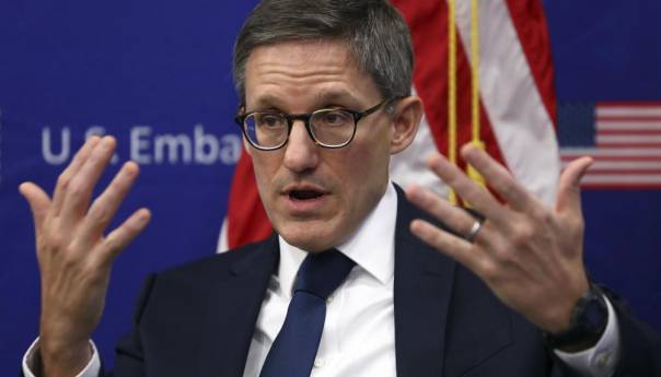 Chollet: SAD će kazniti lidere koji pokušaju rastrgati BiH