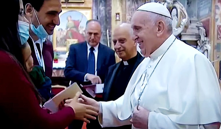 Cijepljeni papa Franjo s mnogima bio u bliskom kontaktu nakon mise u Italiji